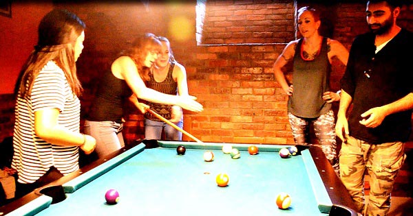 Bild von Leuten beim Billard spielen